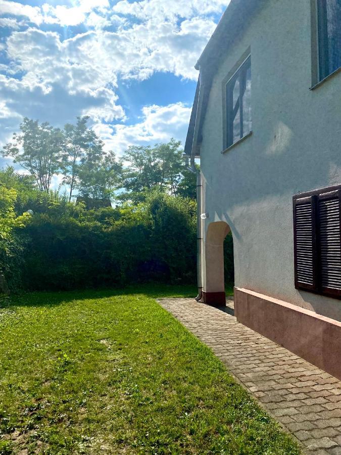 Töreki 34 Vendégház Siófok Esterno foto